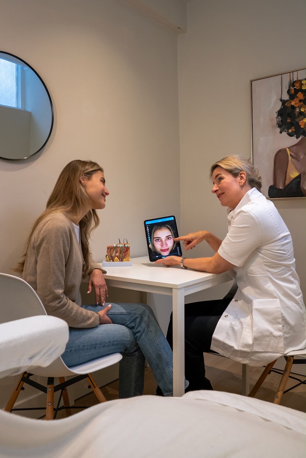 Huidtherapeut van SKIN bespreekt de huidscan met een klant